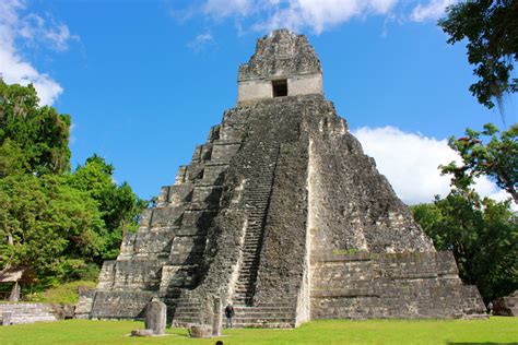 Das Bündnis von Tikal und Calakmul: Maya-Diplomatie und Machtkämpfe im 1. Jahrhundert n. Chr.