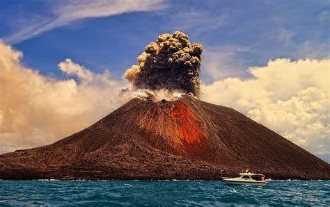  Das Eruption des Gunung Krakatau – Ein Vulkanausbruch der die Handelswege Südostasiens revolutionierte und die Geburt einer neuen Kunstform einleitete