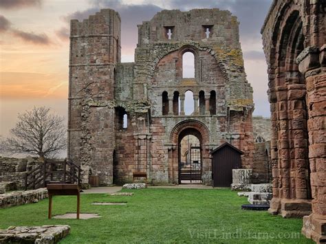 Der Bau des Klosters Lindisfarne - Eine Schlüsselfigur für die Christianisierung Englands und der Beginn einer Ära der Gelehrsamkeit